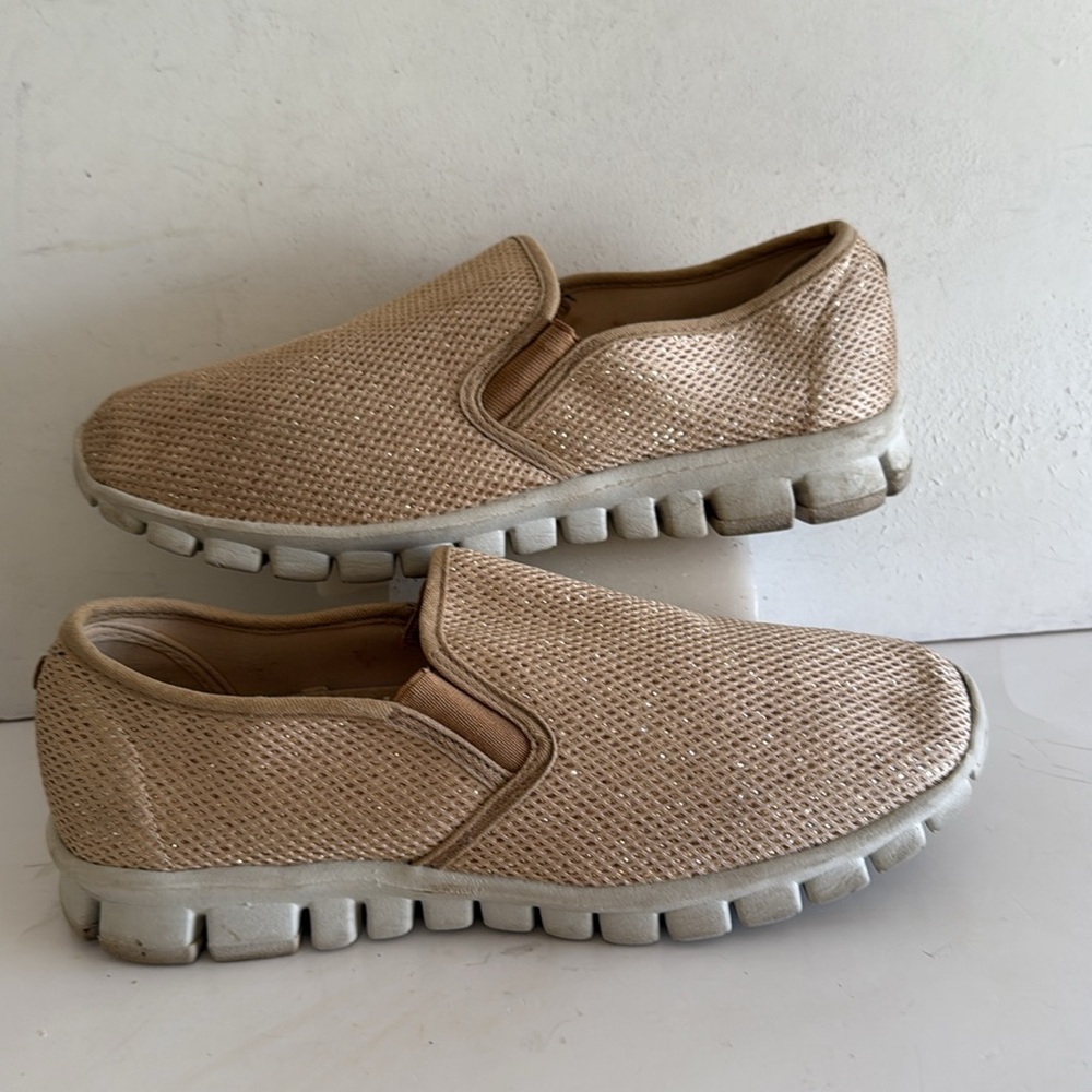 NoSox light gold metallic shimmer slip on Wino comfort shoes size 9